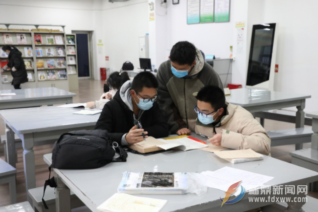 百家乐平台：浓浓书香伴寒假 图书借阅迎高峰